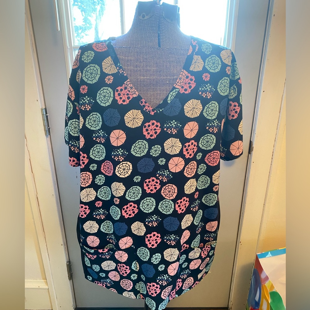 Divine Stretch scrub top! 🩺